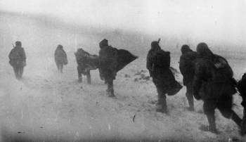 Советские бойцы идут по степи под Сталинградом image